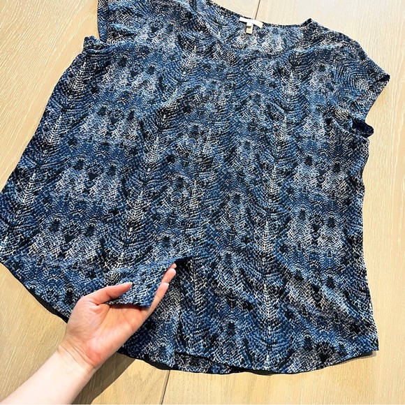 Joie Snakeskin Silk Blouse Shirt Women’s Small Blue Short Sleeve Button Down - Picture 3 of 11